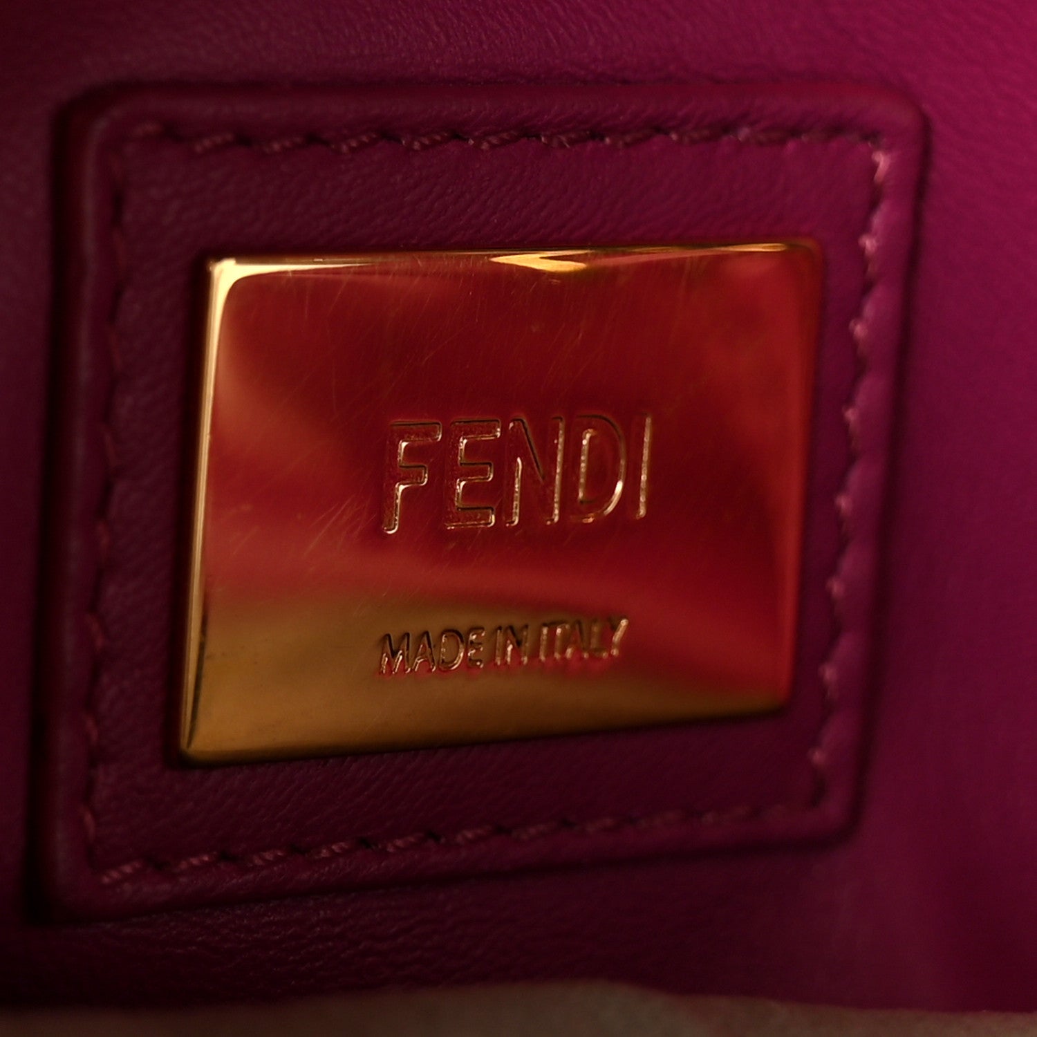 Vitello Seta Shiny Nappa Medium Peekaboo Iconic Satchel Grigio Polvere Magenta - Image 7