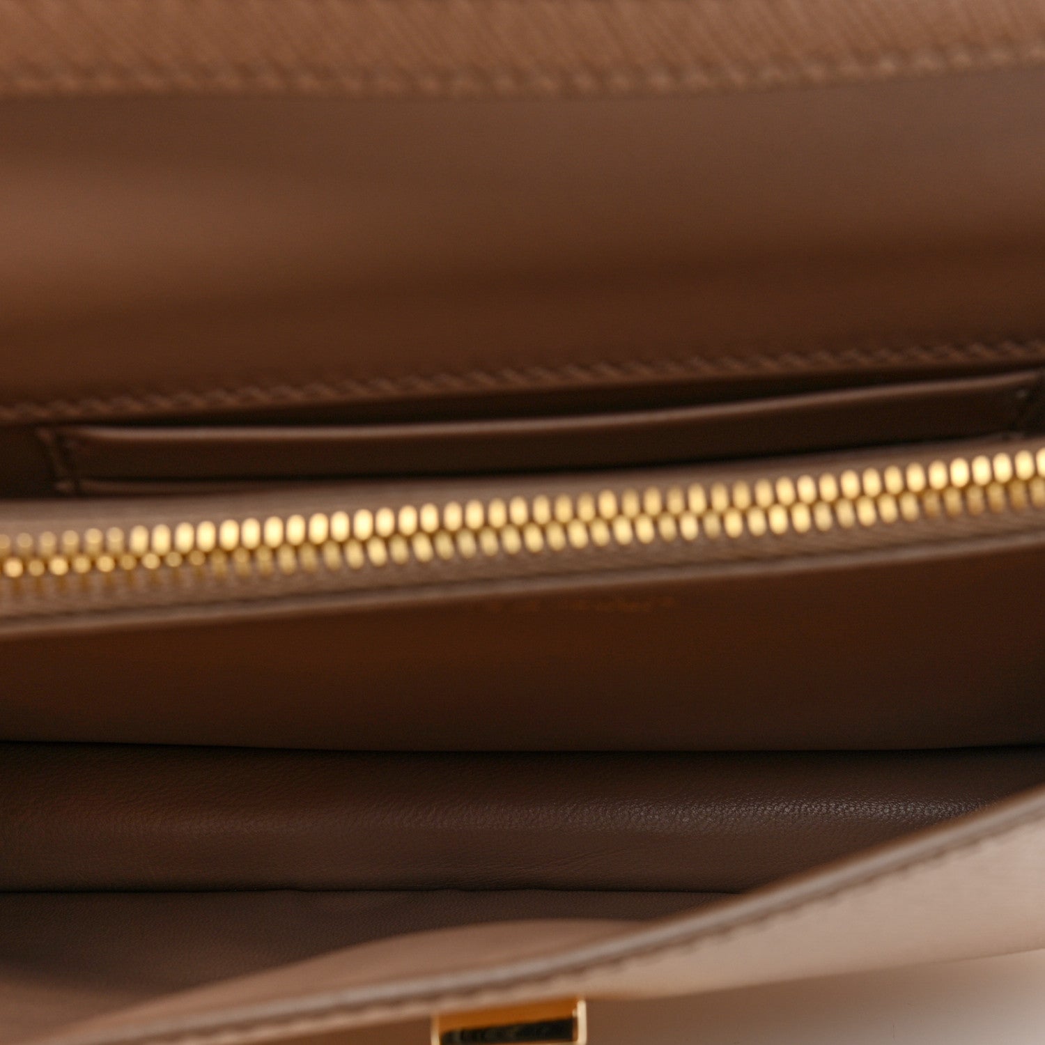 Saffiano Lux Mini Triangle Embleme Flap Shoulder Bag Cammeo - 图片 5