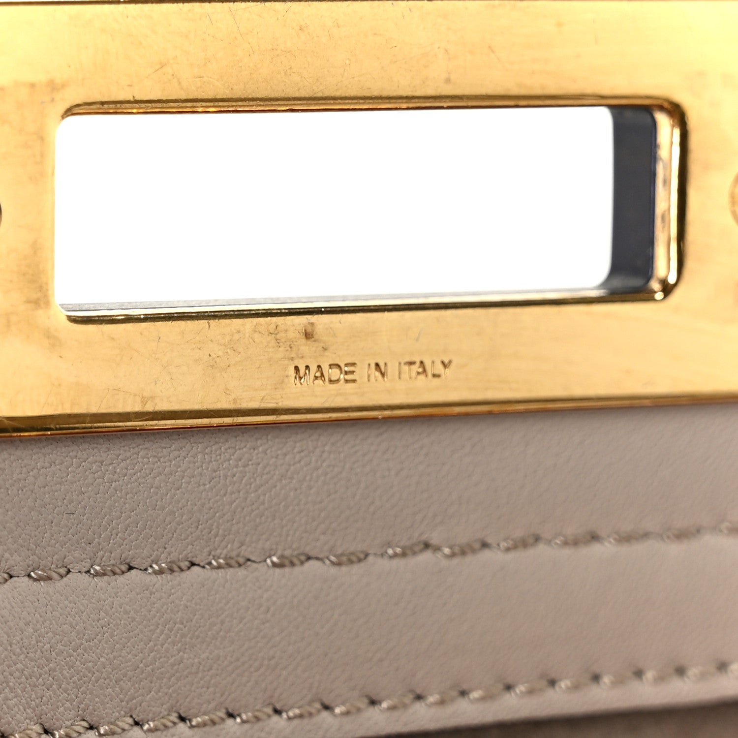 Vitello Seta Shiny Nappa Medium Peekaboo Iconic Satchel Grigio Polvere Magenta - Image 9