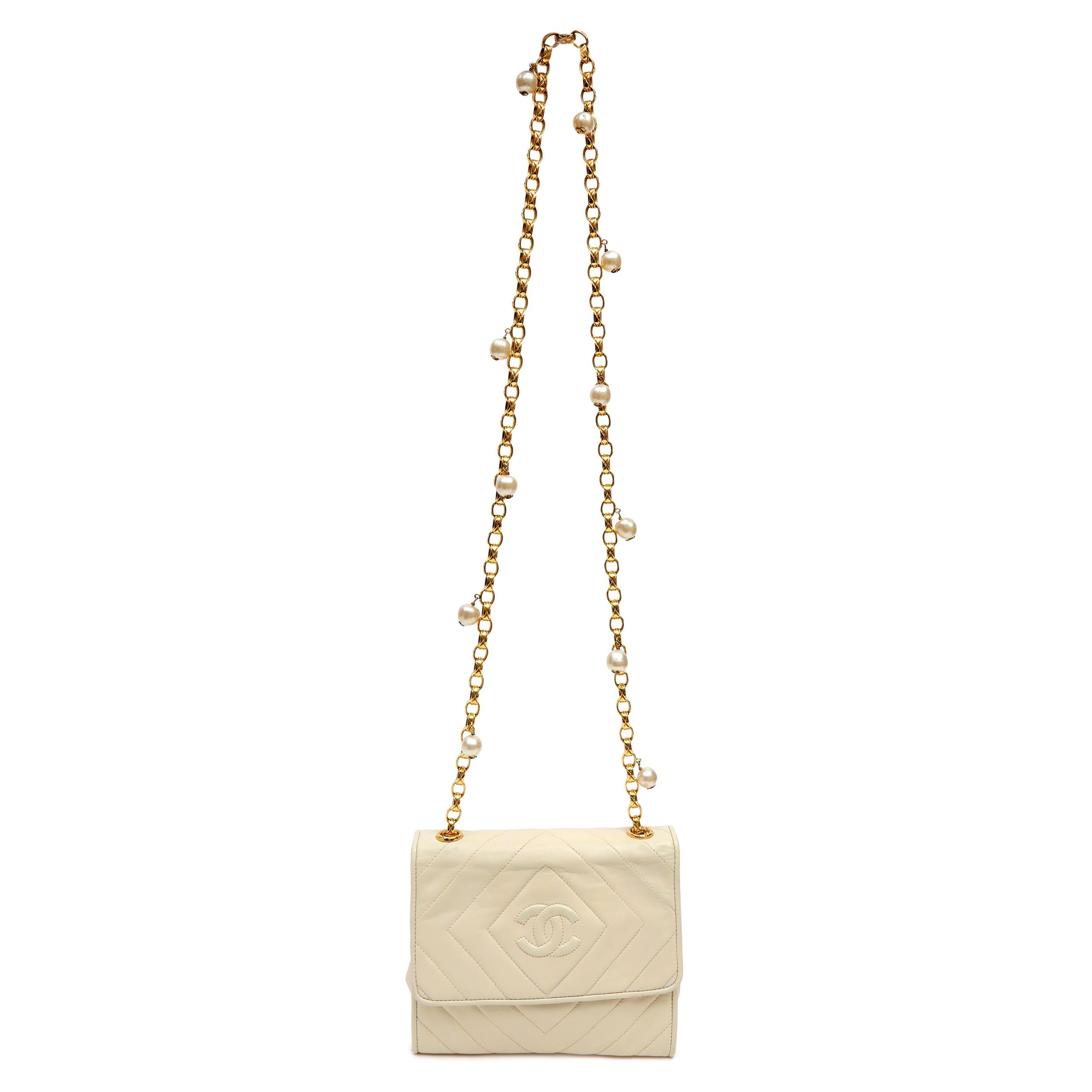 Chanel Diamond Quilted Lambskin Shoulder Bag w/Gold Chain Strap Featuring Pearls - 图片 4