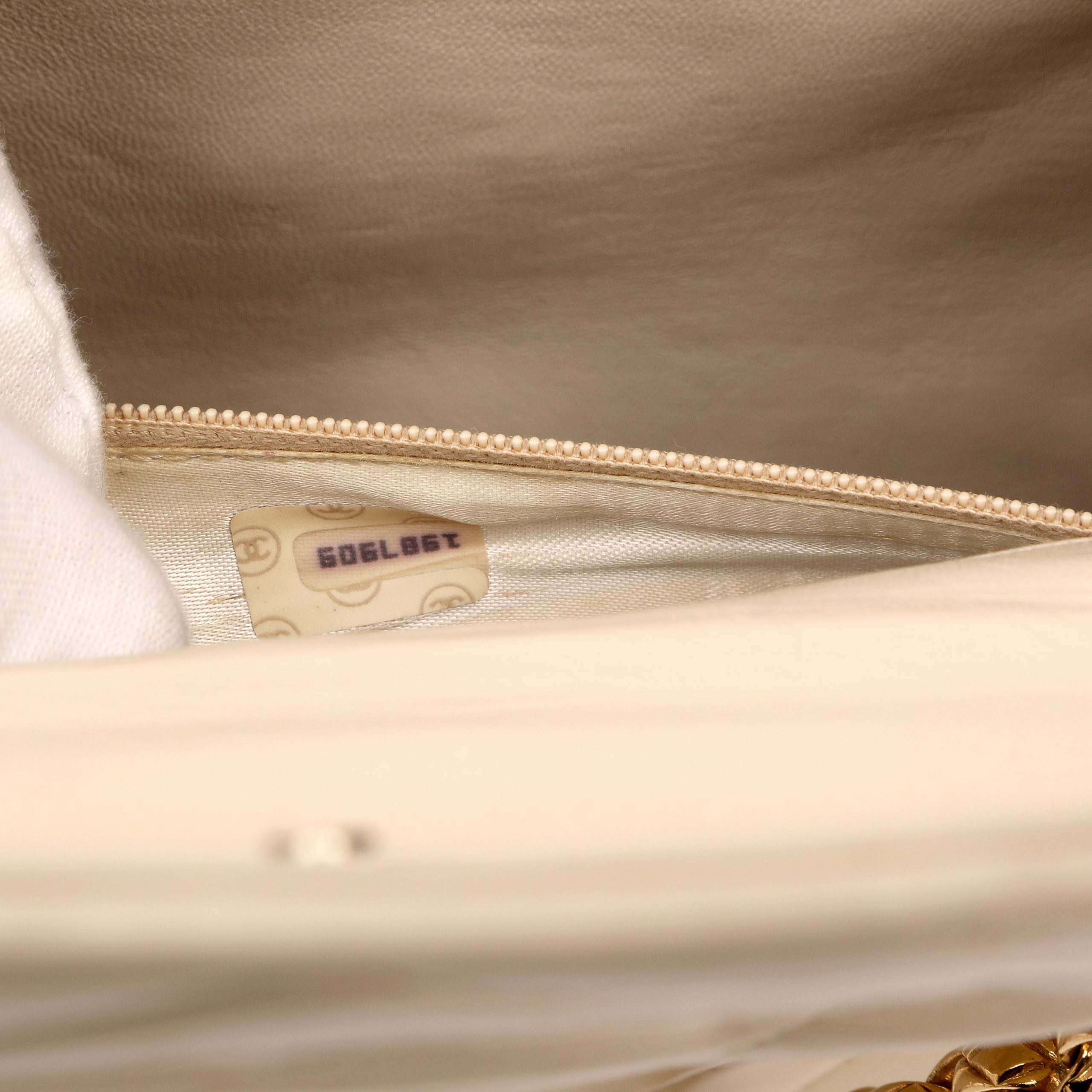 Chanel Diamond Quilted Lambskin Shoulder Bag w/Gold Chain Strap Featuring Pearls - 图片 9
