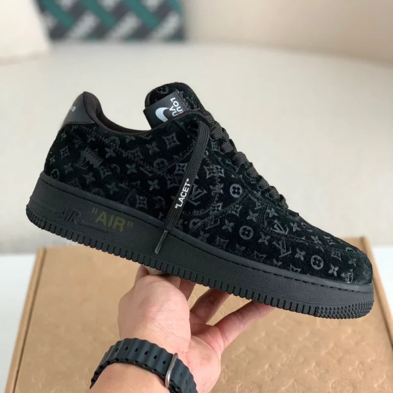 Louis Vuitton x Nike Air Force 1 Low Triple Black - 图片 2
