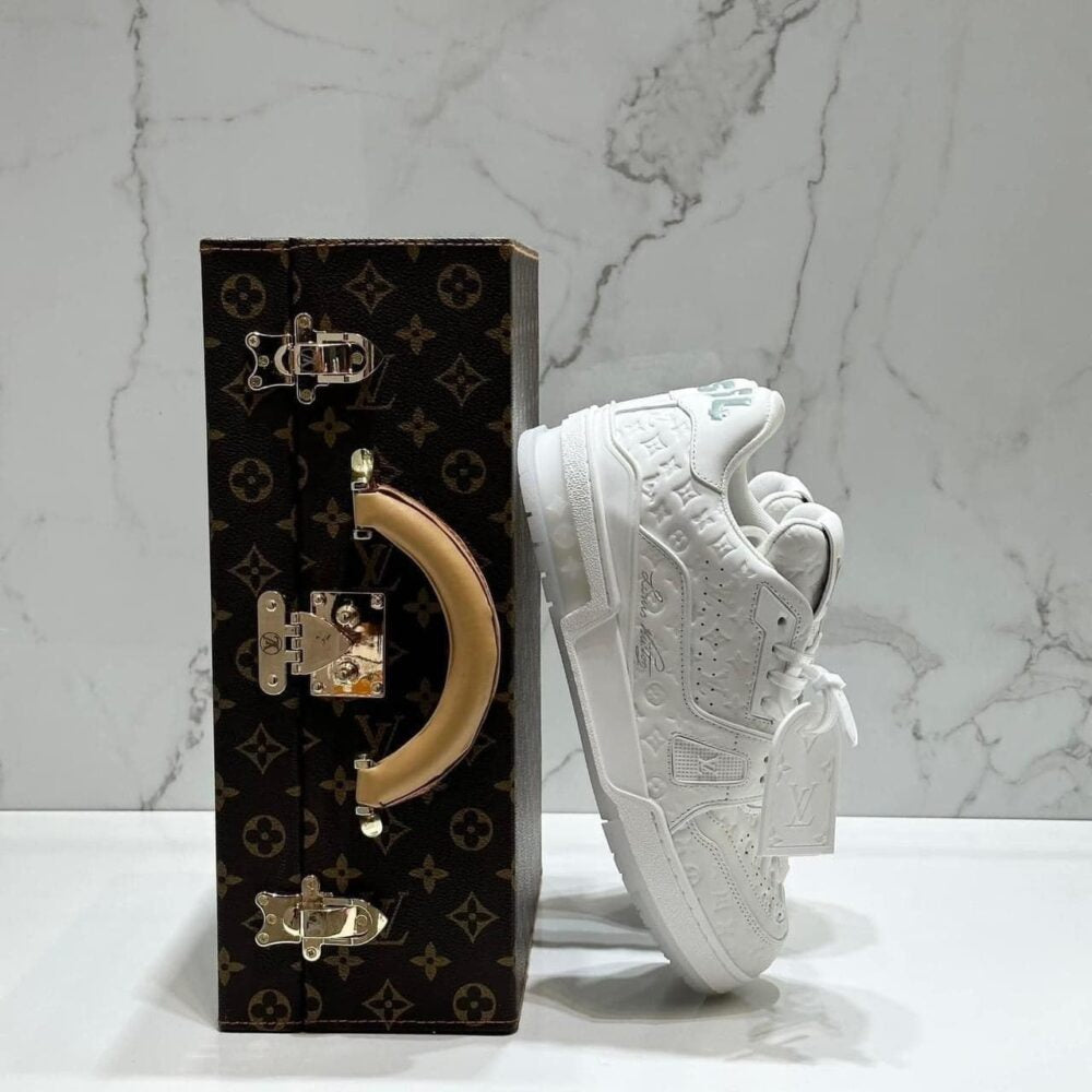 Louis Vuitton LV Trainer Sneaker Triple White Monogram Embossed Edition - 图片 3
