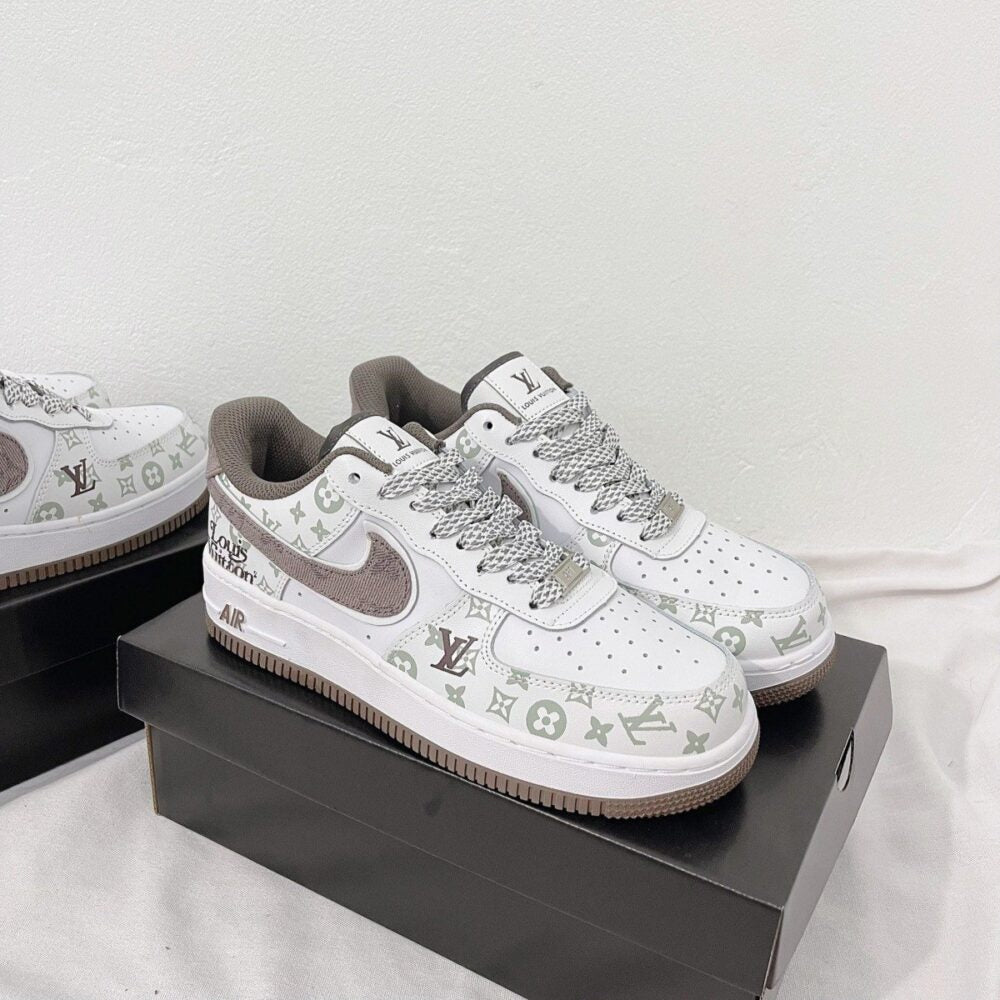 Louis Vuitton x Nike Air Force 1 White Mocha Monogram (Custom) - 图片 3