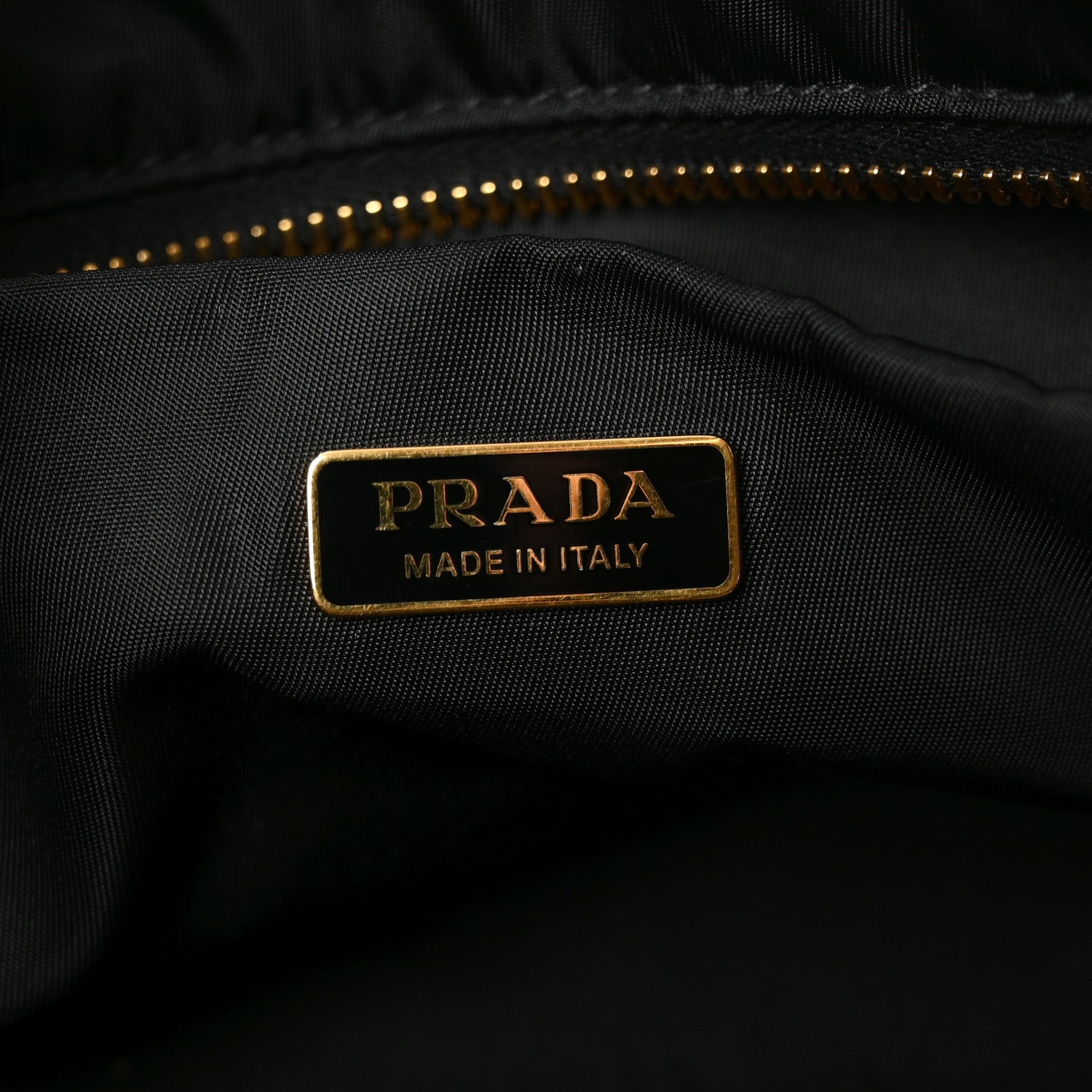 Re-Nylon Triangle Medium Explore Tote Black - 图片 6