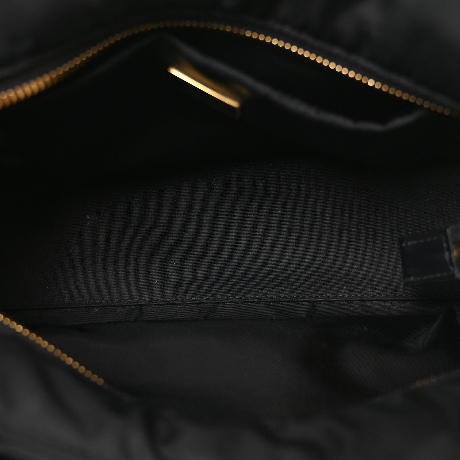 Re-Nylon Triangle Medium Explore Tote Black - 图片 5