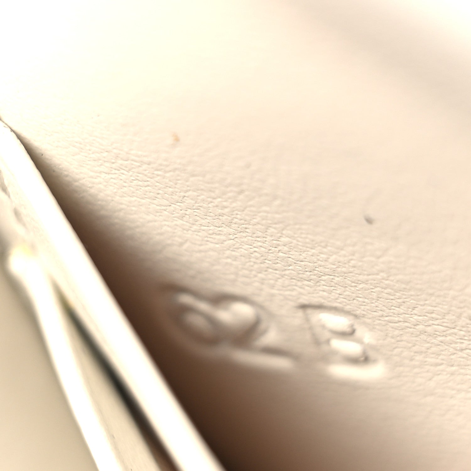 Spazzolato Card Holder With Chain White - Image 7