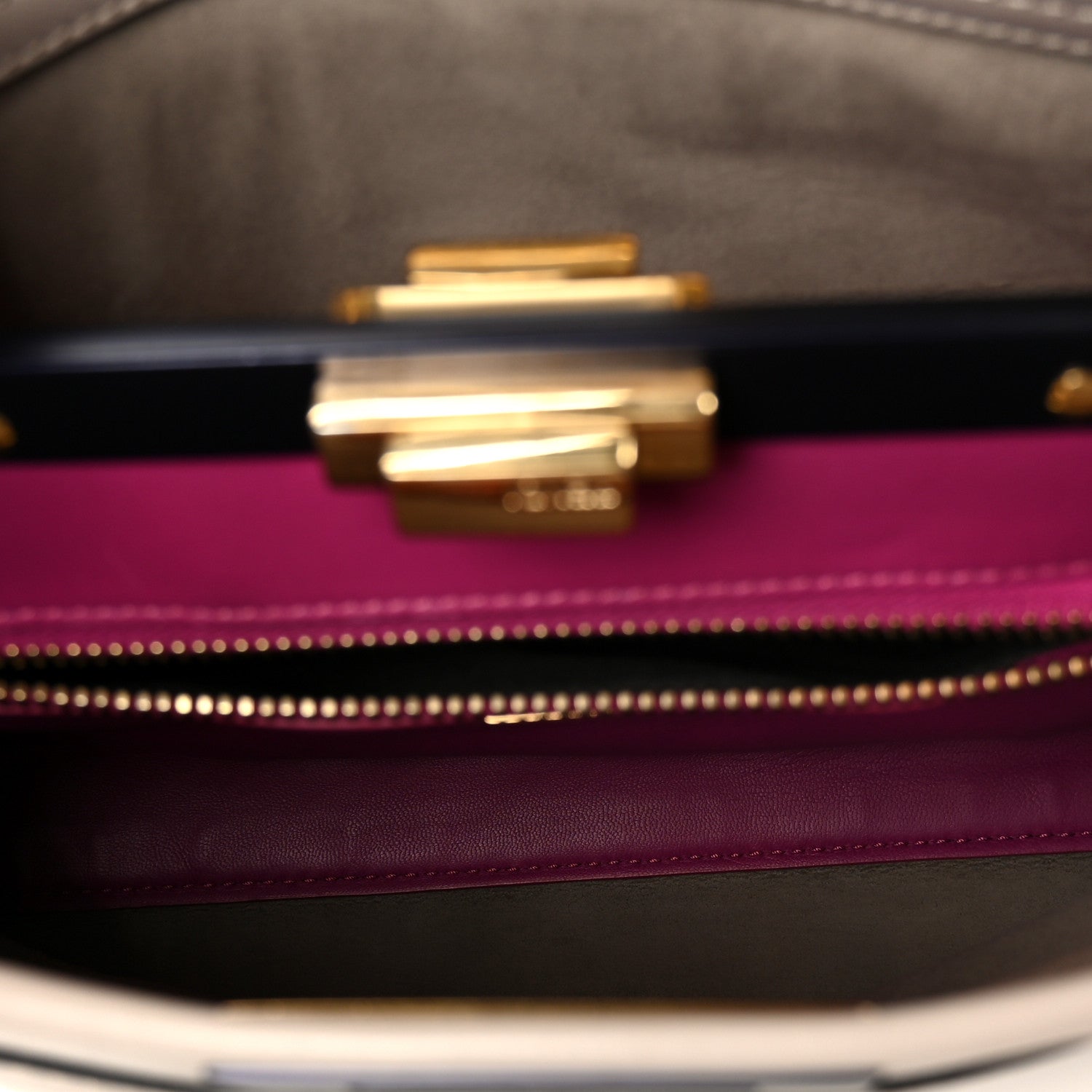 Vitello Seta Shiny Nappa Medium Peekaboo Iconic Satchel Grigio Polvere Magenta - Image 6